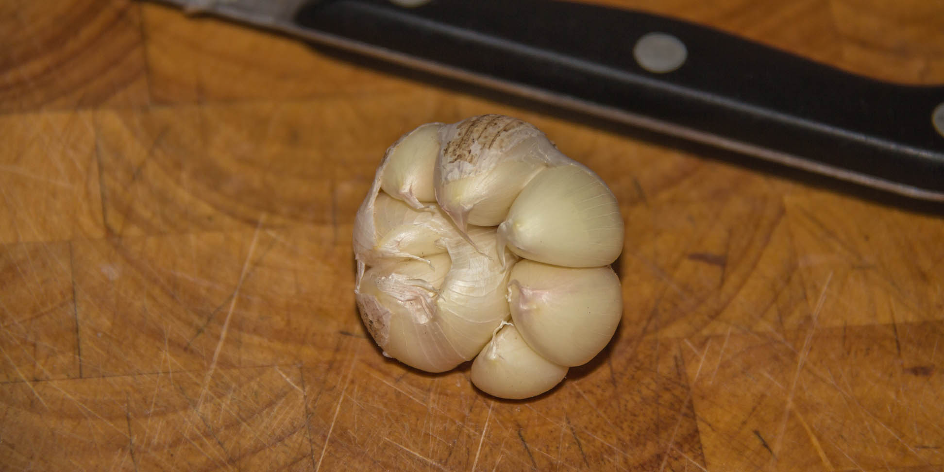 Opened cloves of garlic on chopping board